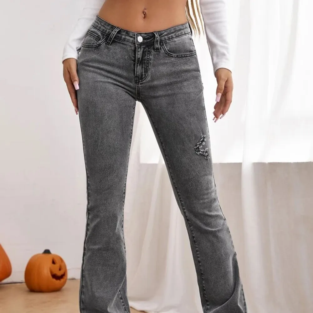 Säljer dessa jeansen från Shein! Väldigt bra skick, storlek 34/xs. Köpta för 269 men säljer för 180💗. Jeans & Byxor.