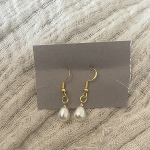 Egengjorda örhängen - Säljer dessa egengjorda örhängen❤️hör av er för mer frågor 