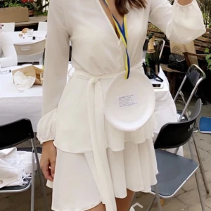 Vit studentklänning  - Användt den en gång på studenten. Strlk 38