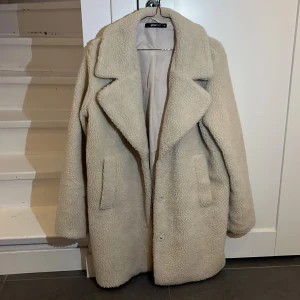 Kappa  - Kappa i teddymaterial från gina tricot. Använd 3 gånger, alltså är den i bra skick. Jag har vanligtvis storlek 36 men den ser bra ut på ändå.