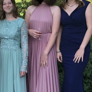 Balklänning - En lång afton/balklänning i gammeldagsrosa, köpt från Asos Tall 2019. Nästan för lång för mig som är 179 cm. 