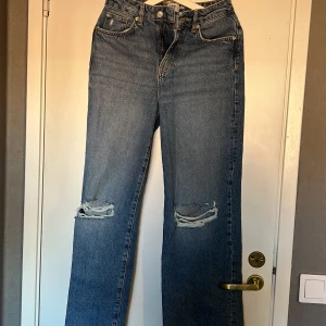 jeans - blåa jeans med hål vid knäna från lager 157. jättefin blå färg.