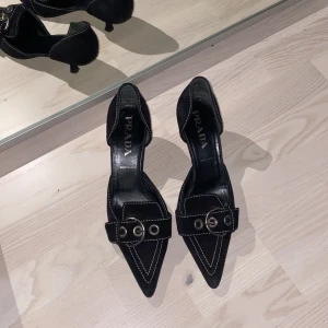 Prada kitten heels  - Vintage Prada kittenheels i mocka. Så fina och ser oanvända ut på. Dock är sulorna lite skavda pga användning men går att sula om för 300kr hos skomakare. Så sjukt snygga! Passar inte mig riktigt. Storlek 38,5 