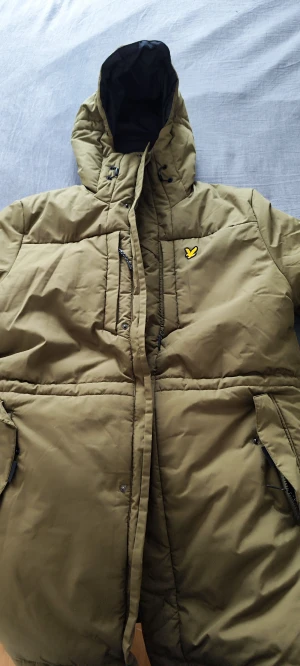 Lyle&Scott - Säljer nu min Lyle Scott Modular Jacka 2 i 1 Storlek M  Finns en tunnare jacka som man kan använda separat på vår/höst. Använd bara 2 gånger då den är för stor för mig. Kör från Stadium för 3499 kr Säljer nu för 2000 kr Priset kan diskuteras 