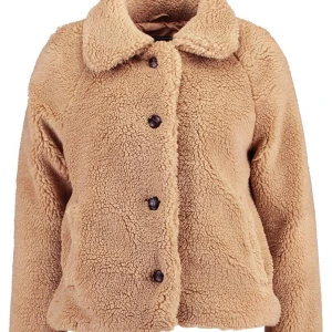 Teddy Jacka YMHY - Säljer min jättefina Teddy jacka från märker YMHY. Köpt för 300 säljes nu för 150. 