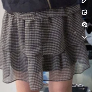 Kjol  - Säljer denna fina kjol som jag inte använder längre🥰