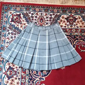 Rutig kjol från Monki. XS, använt men fint skick. De ljusa ränderna är något mer rosa än vad som syns på bilderna 🧚‍♀️