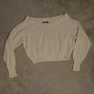 Stickad tröja  - Vit stickad tröja från ginatricot  Värde:300 Säljer för: 100