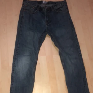 baggy stor jean  - baggy stor jean mörk blå kan användas med bälte om det inte passar dig perfekt. Ren inte så använ, den kostade egentligen 300kr men säljer för 200kr 