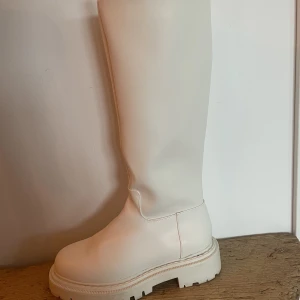 Höga stövlar  - Säljer mina snygga stövlar pga att dom inte kommer till användning. Endast använda 1 gång!  250 + frakt 