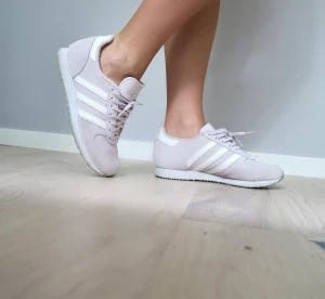 Skor ADIDAS  - Sneakers från adidas i storlek 39. Endast använda en gång då de är för stora för mig. Hämtas i Lund eller skickas om köparen står för frakten 😄