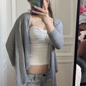 Grå kofta - Grå kofta från hm i bra skick.  Funkar med vilken topp som helst. Storlek 146-152. Kan mötas i Stockholm men annars står köparen för frakt.