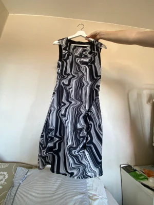 Oanvänd klänning - Superfin klänning från märket Stockholm LM. Knälång på mig som är 175. 