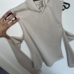 Topp  - Beige topp, använd en gång, storlek Xs 