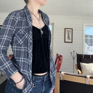 Skjorta, ginatricot - Rutig skjorta från ginatricot, storlek 34. Säljer den eftersom att den är lite för liten för mig och jag diggar en lite mer oversized look i skjortor. Fin och hel! 