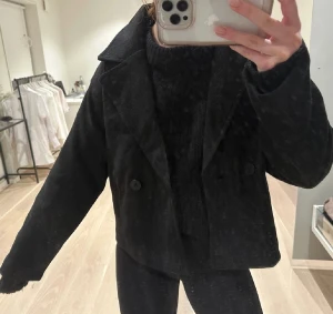 Svart kort kappa - Jag är nu tvungen att sälja min superfina svarta kappa (köpt hörnor plick, lånade bilder av säljaren) då den tyvärr inte passade🤍 Köparen står för frakt, skriv privat vid fler frågor!!