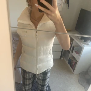 Väst  - En väst som e använd 2-3 gånger, bra skick men saknar luva. Original pris 400