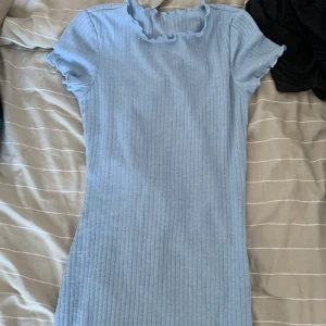 Blåklänning  - En blå tight klänning med streck på som inte syns så mycket. Jätte fina. Står ingen storlek på men passar mig som har Xs
