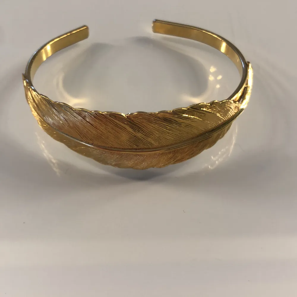 Jättefint armband från Tomshot. Gjort i Messing oxjärpar förgyllt i 18 karat guld . Accessoarer.