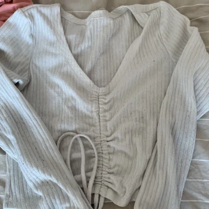 Vit topp - En vit topp som man kan göra längre eller kortare. Använd ett par gånger funkar lika bra❤️