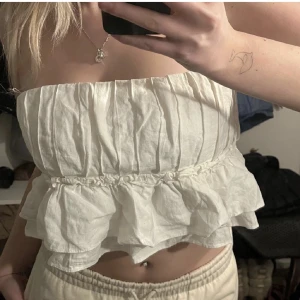 Tröja med volang - Säljer denna snygga toppen med öppen rygg som köptes på zara förra sommaren men som har inte kommit till användning💞