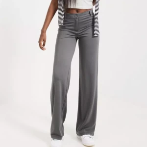 Low Waist Suit Pants - 🖤Som nya, super skönt tyg, köpta för 499kr. Material i trikå, hällor, byxor med vida ben, low waist