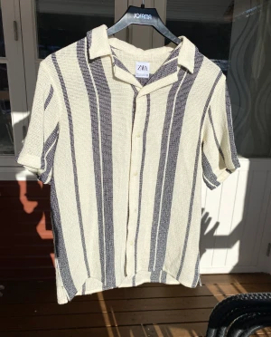 Zara skjorta  - Zara skjorta. Perfekt till sommaren och använd en gång, är i väldigt bra skick. Buda eller köpt direkt för 300kr + frakt. 
