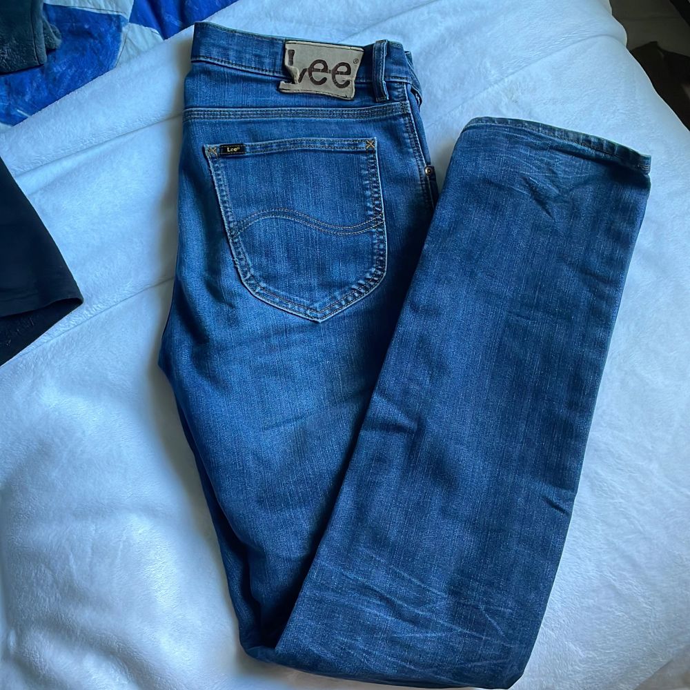 Ett par lågmidjade jeans från Lee i modellen ”Darren”. Lite slim/straight men ändå skitsnygga. Jeansen knäpps med knappar! Färgen är varken ljus eller mörk utan lite mittimellan.. Jeans & Byxor.