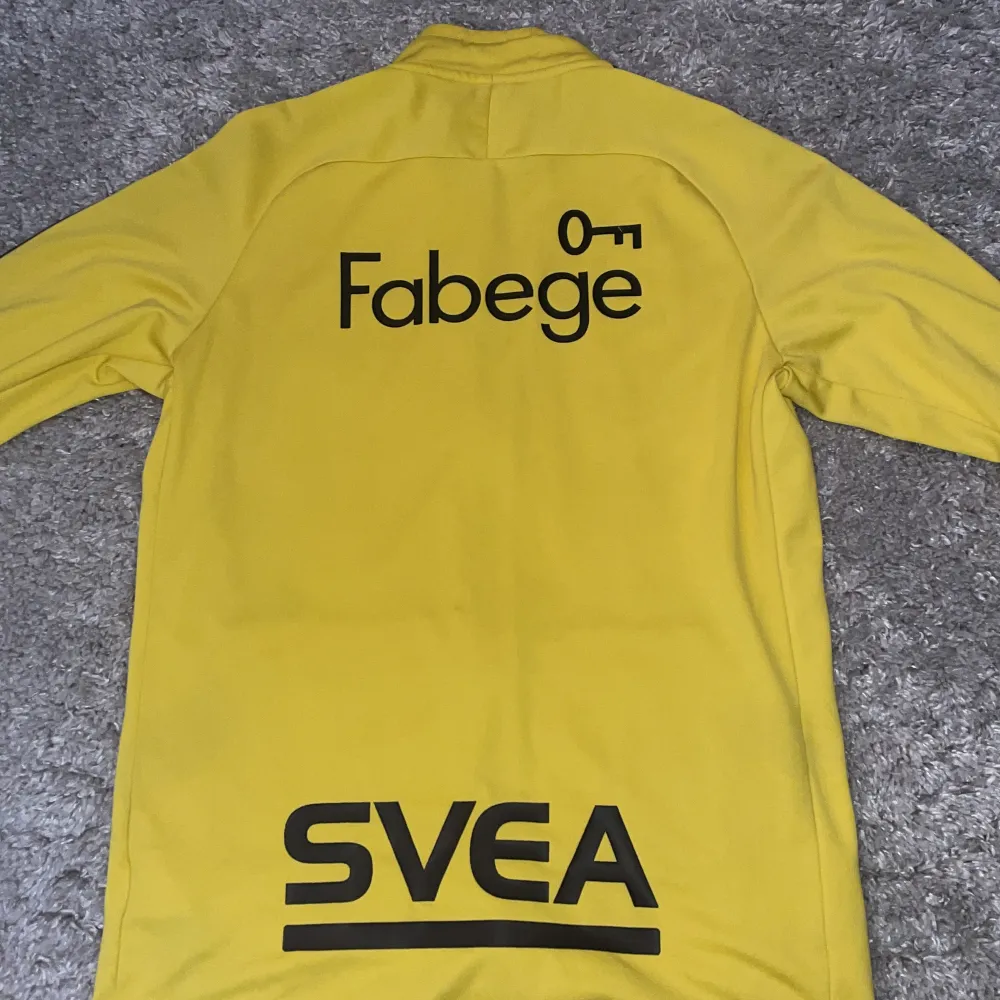 Väldigt fräsch Aik tränings tröja i storlek M men passar även S, säljer den för att jag inte har användning till tröjan.. Hoodies.