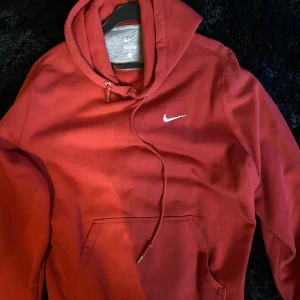 Röd nike vintage hoodie - Vintage nike hoodie med några år på nacken