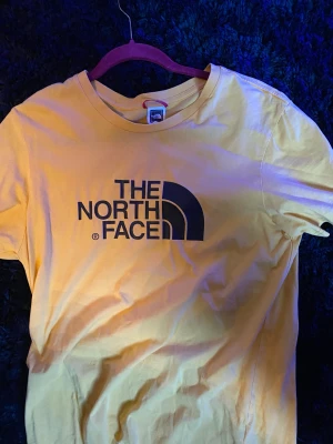 Gul the north face tshirt - Snyg north face tshirt
