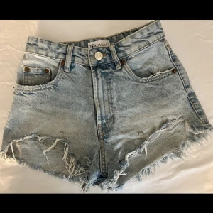 Jeans shorts  - Ett par jeans shorts från ZARA köpt i somras. Nyskick. Strl 32 men passar mig som har 34