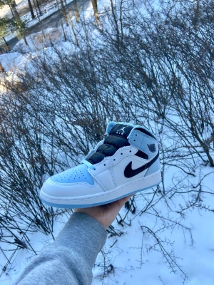 Jordan 1 Mid Ice Blue 2023 - Helt Nya! 37.5 EU 1599kr