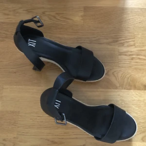 Kilklackar svarta  - Fina oanvända kilklackar i storlek 38, perfekt tilll sommaren! 🫶