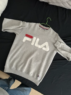 Olika tröjor - Fila tröjan är s herr säljes för 250  Morris tröjan helt ny bara testat men va för liten storlek m herr 900 nypris 1700 Calvin Klein säljes för 600 helt nytt