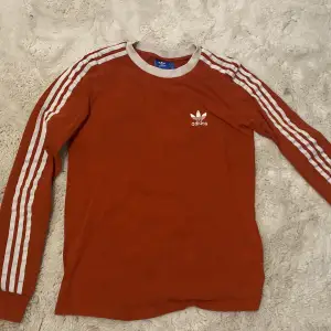 En adidas tröja i bra skick (Rensar garderoben därför vill jag sälja allt billigt) 