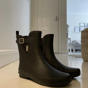 Tretorn Stövlar - Stövlar från tretorn i bra skick. Dom ser ut som nya förutom en liten skråma vid sidan av skon som man kan se på bilden. Storlek 39