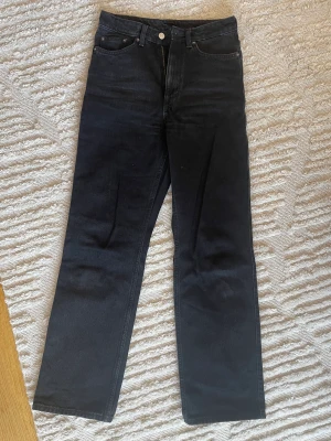 Jeans  - Svarta jeans från weekday modellen Rowez 