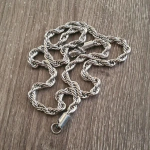 Cordell kedja (6mm) - Säljer en skit fet cordell kedja för ett bra pris då jag inte använder den längre. Kedjan är 55 cm lång och är 6mm tjock, gjord i rostfrittstål. Har du några frågor, skicka ett meddelande isåfall Du kan också lägga prisförslag