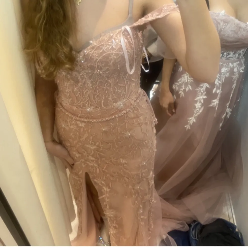 Jätte fin ljusrosa klänning💓💓Kan användas till t.ex bröllop eller bal! Aldrig använd, endast testad💖Köpt på Beauty Queens i Södertälje, nypris: 6000 Kontakta oss vid frågor eller fler bilder<3. Mekot.
