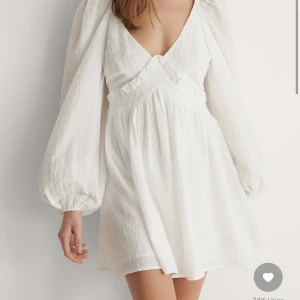 Studentklänning NAKD - Slutsåld jättefin studentklänning från NA-KD. Den är endast testad på och säljer pga att den är för stor för mig 💖 Orginalpris 399! 