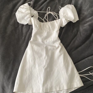 Zara klänning med snörning  - En jättefin klänning från zara med snörning på baksidan. Det finns även en dragkedja som man kan använda sig utav på vänster sida. 