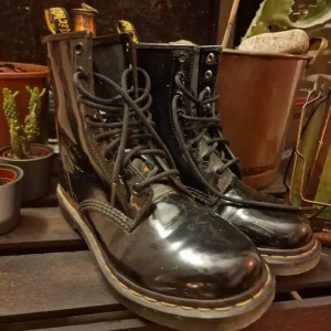 Dr. Martens kängor - Lackmartens. Använda några gånger. Strl 40. Frakt betalas av köparen