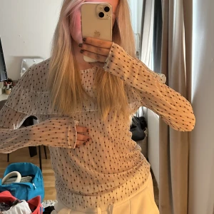 Söt mesh topp - Så söt mesh topp köpt second hand. Aldrig använd, storlek M😍💓💗🫶🏼🥰💞