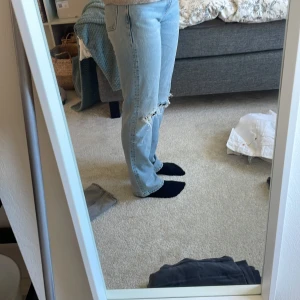 Jeans - Säljer dessa mid rise jeans från zara i storlek 34❤️❤️
