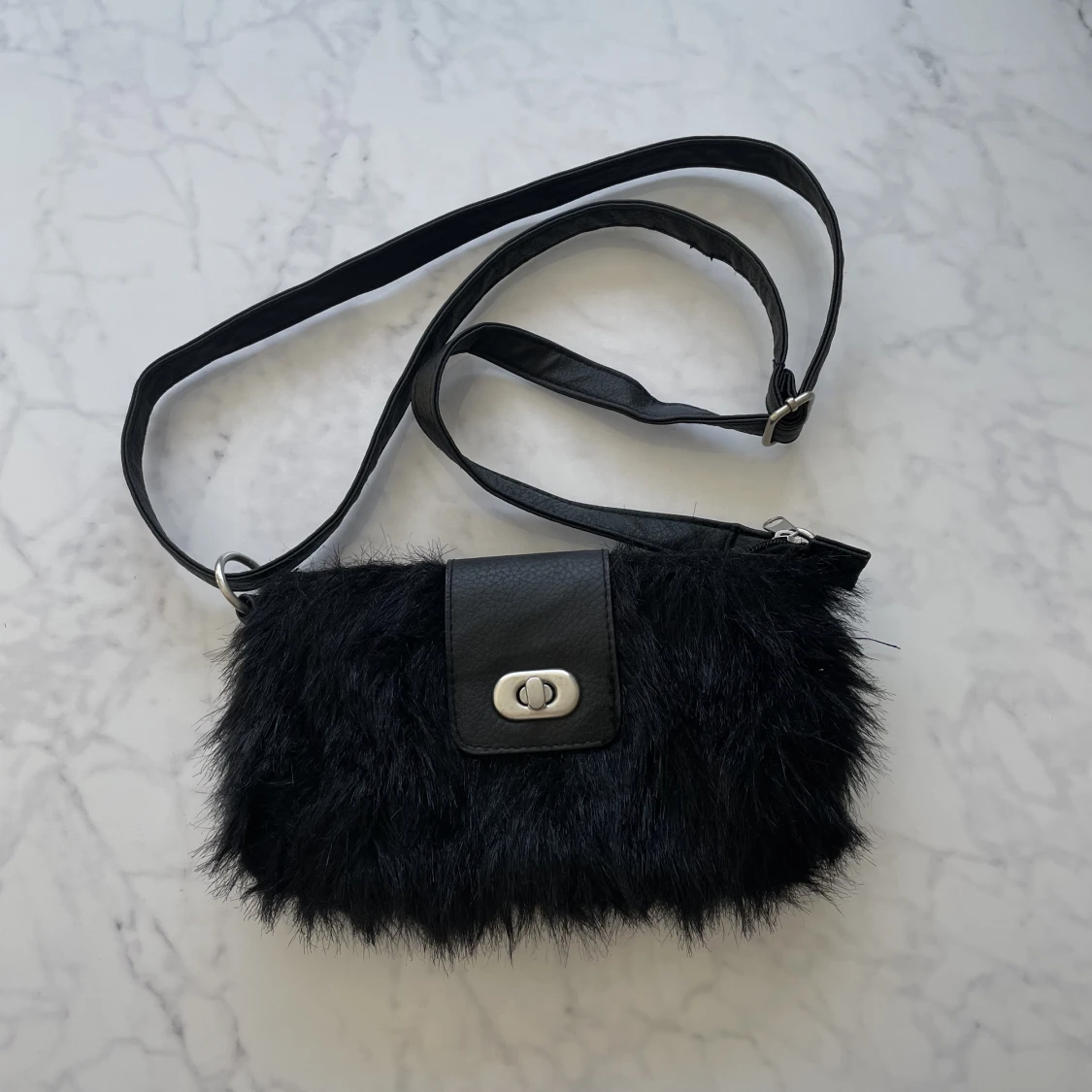 Svart pälsväska