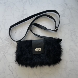 Svart pälsväska - Svart pälsväska i bra skick!🥰