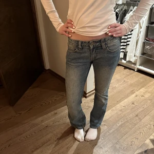 Blåa lågmidjade jeans från brandy melville - Säljer mina blåa lågmidjade jeans från brandy Melville som är använda fåtals gånger. Storleken är one size (S). Ordinarie pris: 450kr mitt pris: 199kr💕