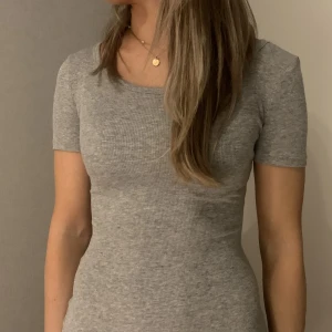 Grå klänning  - Grå klänning från H&m som är i fint skick💗  Lite djupare i ryggen som ej syns på bilden💗  75kr+frakt💗  Skriv till mig privat vid frågor och funderingar 💗