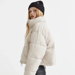 Jacka - Det är en beige jacka från H&M har aldrig använt den ute har bara testat den hemma. Köptes för 225kr. Säljer för 300. Pris kan diskuteras vid snabbt köp. 